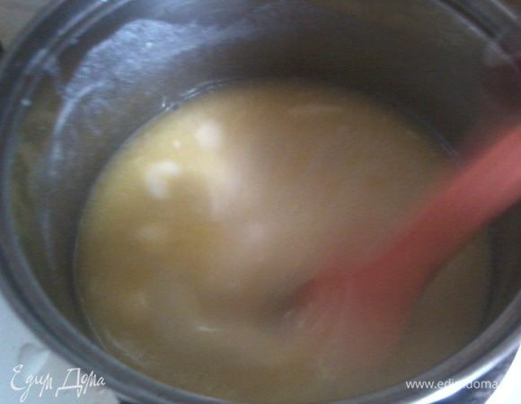 Вбить яйца, всыпать соль и сахар,растопленное масло – хорошенько перемешать.