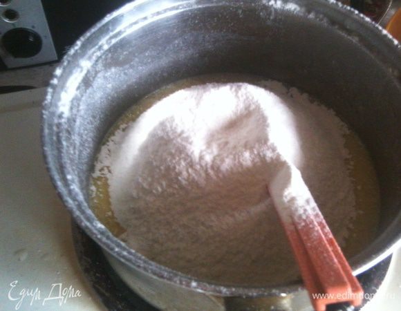 Постепенно добавлять муку (частями) и вымешивать тесто ложкой. 