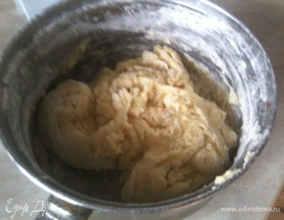 Затем продолжить замес на присыпанном мукой столе. Тесто должно получиться однородным, мягким и не липнуть к рукам. Положите его в миску, накройте пленкой и дайте немного подняться. 