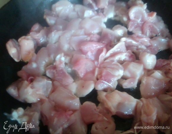 Куриное филе порежьте кубиком.