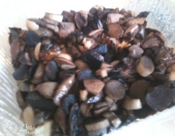 Грибы нарежьте небольшими кусочками.