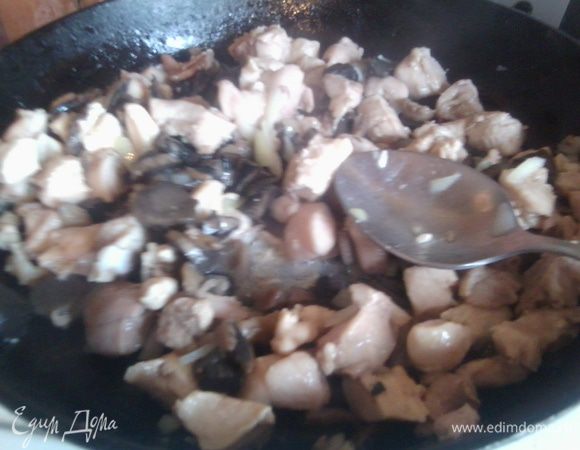 Обжарьте курицу до золотистой корочки,затем добавьте грибы и мелко порезанный лук, соль,перец и специи.Протушите начинку минут 10.