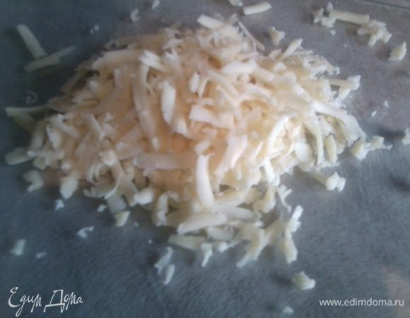 Сыр натрите на крупной терке.