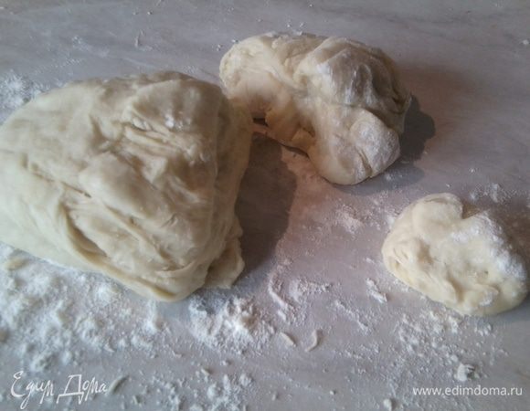 Подошедшее тесто разделите на 3 части: 1-большая,2-раза в 3 меньше первой,а 3-небольшой кусик:)