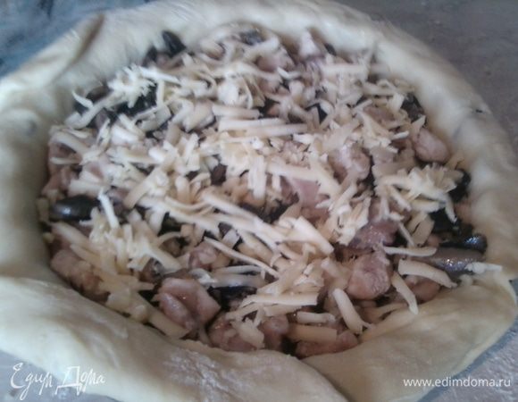 Выложите начинку.Присыпьте сверху сыром.