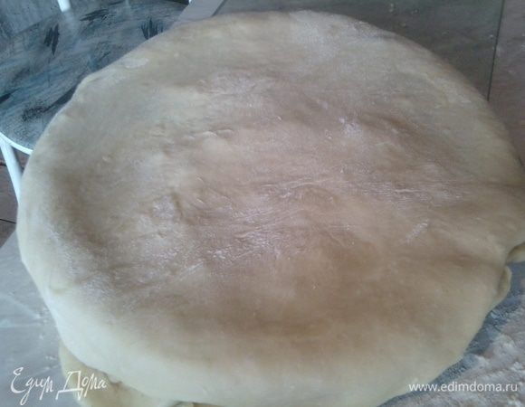 Раскатайте средний пласт теста и накройте им начинку.Сформируйте края и сделайте в центре пирога дырочку,чтобы пирог "дышал".