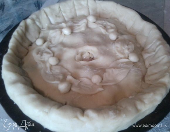 Из маленького кусочка теста вырежьте украшения ля пирога.Украсьте сверху пирог и смажьте желтком.Выпекайте при 250*С до золотистого цвета.