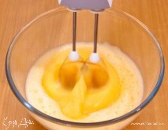 Перемешайте муку, яйца, молоко, соду - должно получиться жидкое тесто. 
