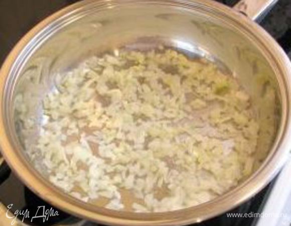 Поджарьте на сливочном масле  репчатый лук.