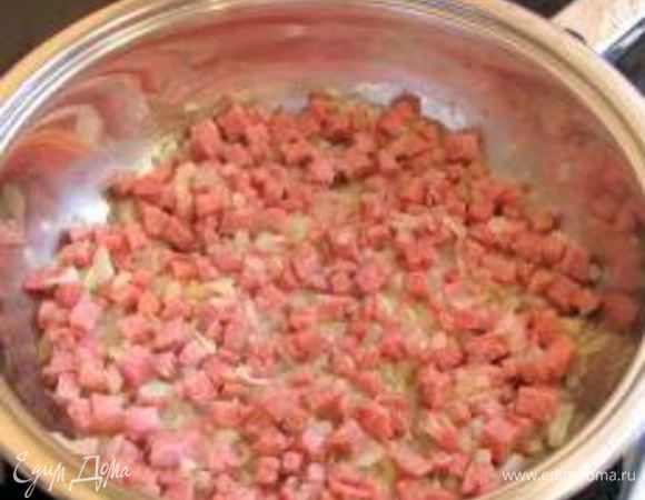 В обжаренный лук добавить мелко порезанную грудинку, колбасу, обжарить до золотистой корочки. 
 