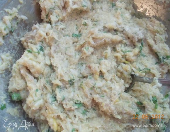 Приготовить фарш из филе , которое мы вынули. Добавить яйца, рис, сметану, посолить и поперчить.