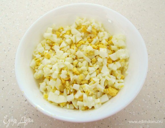 Яйца мелко нарубите, выложите 3-м слоем и смажьте майонезом.