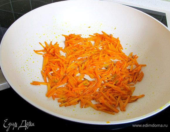 Лук нарежьте кубиками, морковь — соломкой. Грибы нарежьте пластинами (у меня консервированные резаные). На разных сковородах обжарьте на небольшом количестве оливкового масла лук, морковь и грибы. Соедините, перемешайте и выложите заключительным слоем. Смажьте майонезом.