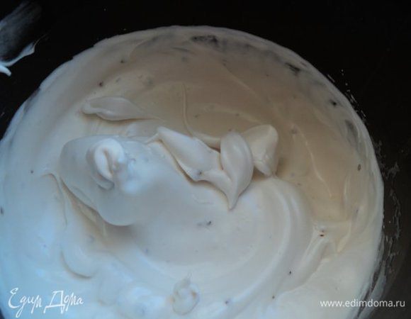 К охлажденным белкам добавить лимонный сок и взбить миксером, увеличивая обороты до плотной пышной массы. В конце, продолжая взбивать, добавить сахар (60гр) и растворимый кофе.