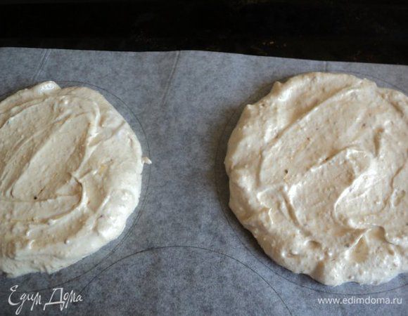 Затем в несколько приемов ввести в белки миндальную муку, размешивая ложкой снизу вверх. На листе бумаги для выпечки нарисовать круги нужного размера, перевернуть на другую сторону и положить на противень. Ложкой или при помощи кулинарного мешка выложить меренгу, отступая от края кругов на 1см. У меня получилось три круга, хотя для торта-мороженного будет достаточно одного. Остальные коржи пойдут на изготовления другого торта.