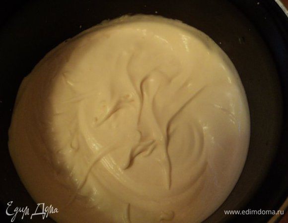 Сливки взбить вместе с йогуртом и сахаром ( 60гр)  до увеличения в объеме и уплотнения. Разделить на две части.