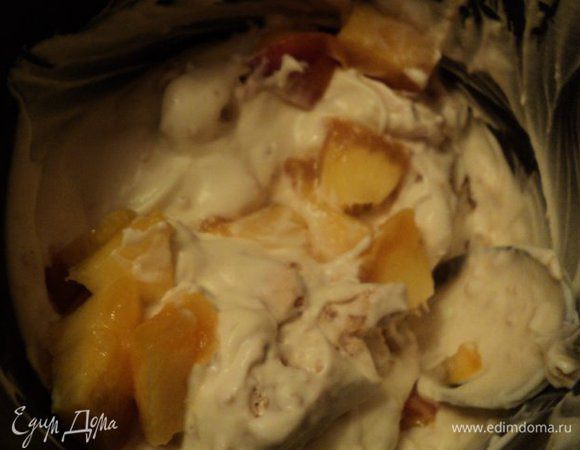 В одну часть добавить поломанную на кусочки меренгу половину персика, порезанного на кусочки.