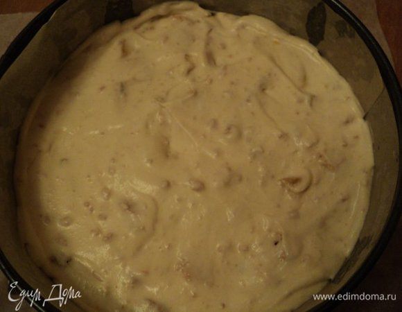 Бока и дно разъемной формы застелить бумагой для выпечки или пищевой пленкой. Выложить сливочную массу с меренгой и персиком, разровнять. Поставить в морозилку на 15мин.