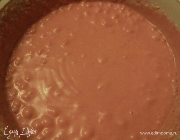 Во вторую часть взбитых сливок, продолжая взбивать, добавить малиновый сироп и ликер.