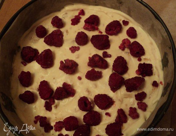 На слой сливок с меренгой выложить малину.