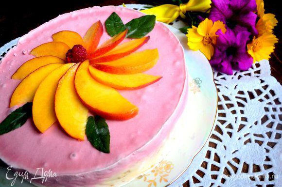 Перед подачей торт вынуть из формы, снять бумагу и украсить сверху дольками персика или по своему усмотрению.