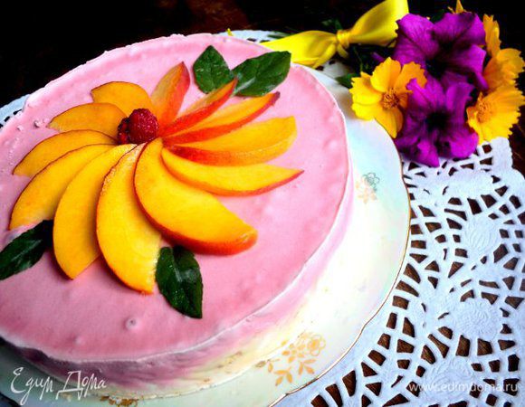 Перед подачей торт вынуть из формы, снять бумагу и украсить сверху дольками персика или по своему усмотрению.