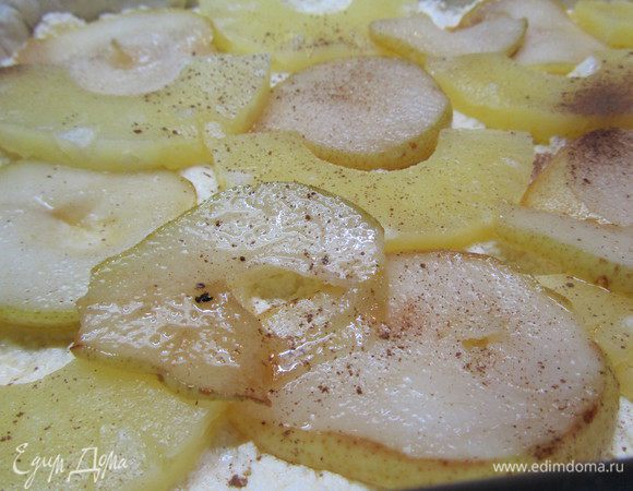 По поверхности творога разложить половинки ананасов и груши. Посыпать ванильным сахаром, смешанным с сахарным песком, и корицей по вкусу. Духовку разогреваем до 180 градусов и выпекаем пирог 30 мин. Сразу не вынимаем из формы, даём остыть. 