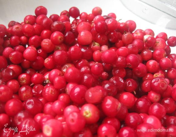 Выложить ягоды в небольшую кастрюлю и добавить половину стакана воды и звездочку аниса. Довести до кипения, добавить сахар, перемешать и варить несколько минут.