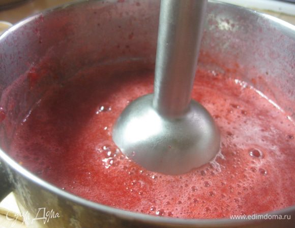 Снять кастрюлю с огня, вынуть звездочку аниса и пробить ягоды погружным блендером до однородности.