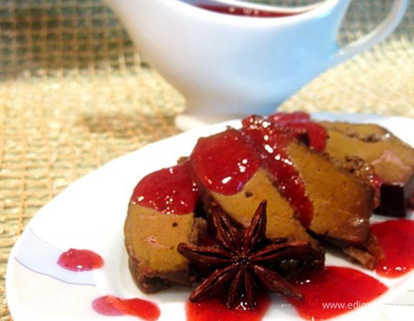 Поставить кастрюлю на огонь, добавить коньяк, довести до кипения проварить еще 1 минуту и влить тонкой струйкой разведенный крахмал, не переставая помешивать. Довести до кипения, постоянно помешивая. Соус из брусники готов! Перелейте в мисочку или банку и дайте остыть. Я подавала соус с обжаренной говяжьей печенью, было вкусно!