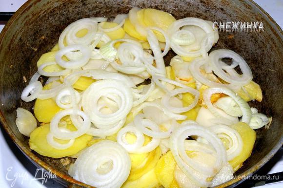 В сковороде разогреваем масло, кладем картофель и жарить на среднем oгнe, минут 5-7, периодически помешивая. Затем добавляем лук и жарим до мягкости овощей еще минут 8-10, перемешивая.