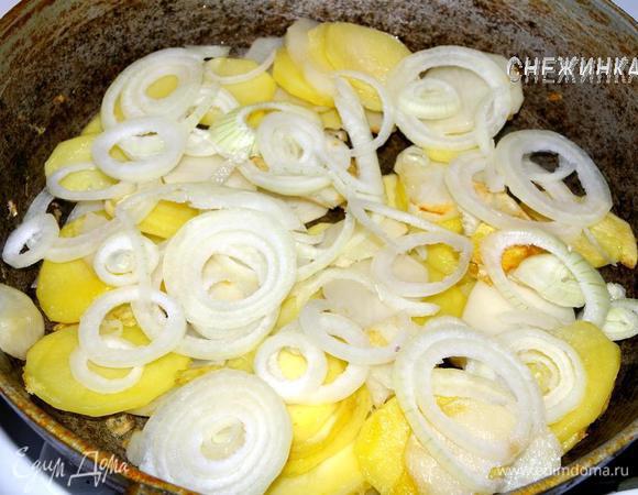 В сковороде разогреваем масло, кладем картофель и жарить на среднем 
oгнe, минут 5-7, периодически помешивая. Затем добавляем лук и жарим до мягкости овощей еще минут 8-10, перемешивая.
