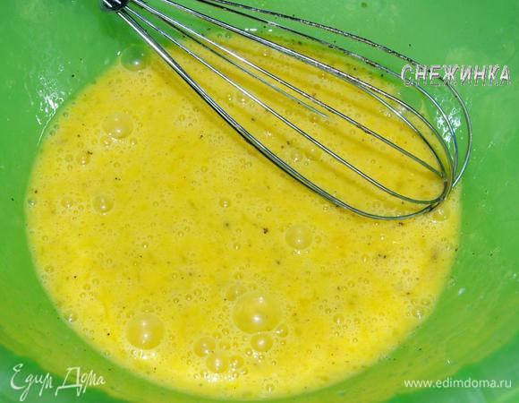 В миске взбиваем яйца, солим, перчим.