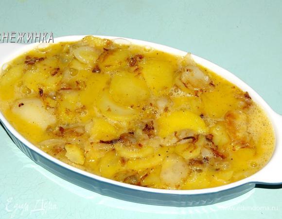 Равномерно заливаем овощи в форме. И ставим в разогретую до 180С духовку на 15 минут. 