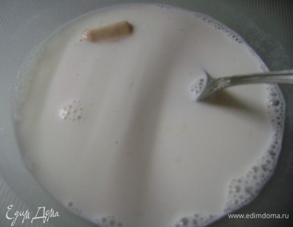 Дрожжи растворить в теплом молоке.