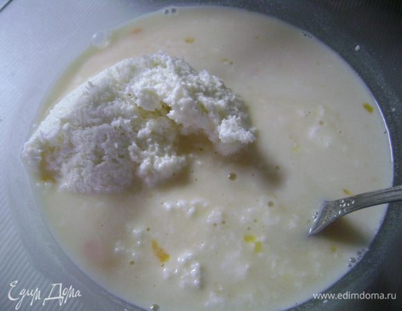 Затем добавить яйцо, 1 стол. л.сахара, соль и йогуртно-кокосовую массу.. Тщательно перемешать.