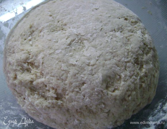 Порциями ввести просеянную муку и замесить тесто. Муки может уйти больше или меньше от указанного количества, поэтому всю не рекомендую сыпать. Тесто должно быть однородным, мягким, пластичным и не липнуть к рукам. Накрыть полотенцем и оставить на час.