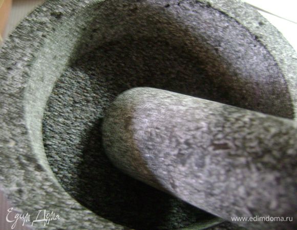 Мак измельчить в кофемолке или в ступке.