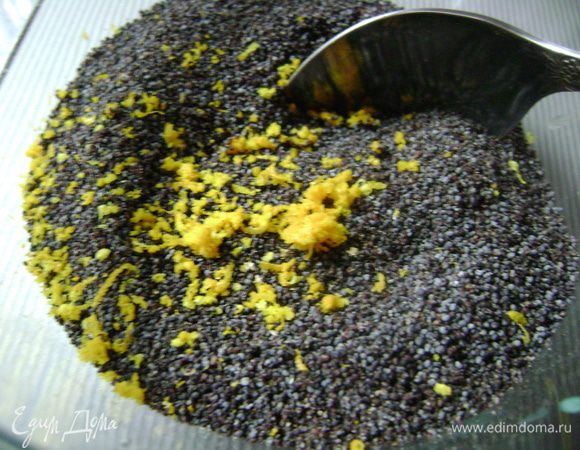  К маку добавить апельсиновую цедру и перемешать.