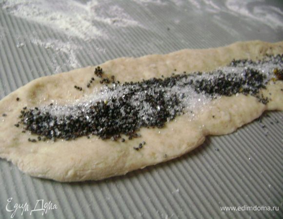 Положить в центр маковую начинку и посыпать сахаром.