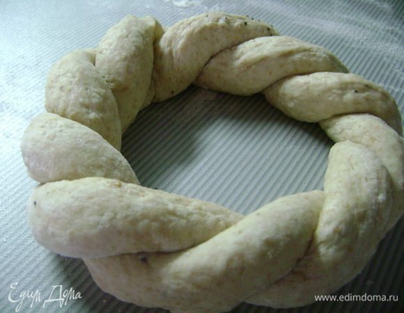 Сделать ещё одну фаршированную полоску и сплести их с первой. Свернуть венком, защипив концы. Из оставшегося теста сформировать по такому же принципу веночки.