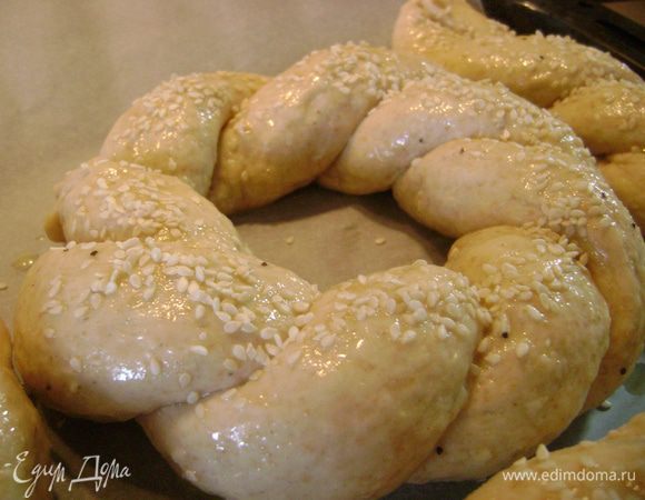 Затем аккуратно смазать яйцом и посыпать кунжутом.