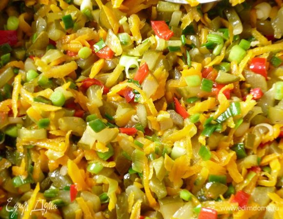 Теперь приготовим соус-заправку:Морковь натереть на крупной терке,огурцы нарезать кубиком или соломкой,помидоры натереть на крупной терке(без кожицы),лук порей нарезать кольцами.У отрого перца удалить семена и нарезать его соломкой.Нагреть сковородку с растительным маслом.Сначала на небольшом огне обжариваем морковь(5 минут),затем добавить огурцы и острый перец,обжариваем 10 минут,добавляем сахар и лук-порей и еще обжариваем 1-2 минуты.