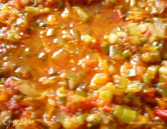 Добавляем натертые помидоры и тушим  еще 10-15 минут,что бы из помидор ушел сырой вкус  и немного испарилась жидкость.Прошу извинить за плохие фото,села батарея.