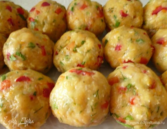 Достаем фарш из холодильника.Формуем из него  круглые тефтели.Выкладываем их в посуду для запекания(я пользуюсь стеклянной).