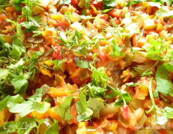 Между тефтелями распределяем нарезанные мелким кубиком яблоки,затем выкладываем соус-заливку.Посыпаем зеленью петрушки,выкладываем несколько кусочков лаврового листа.Закрываем форму крышкой и отправляем в духовку для запекания.Температура 160-170градусов.Время запекания 1час+ 20минут на нагрев формы(потому,что стеклянную посуду ставим в холодную духовку ).Приятного вам аппетита!