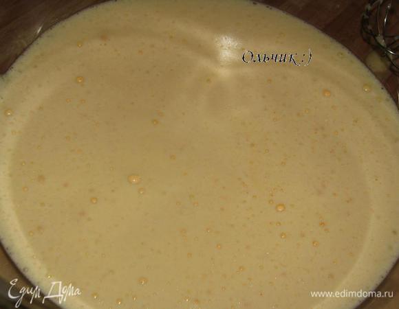 В глубокой посудине взбиваем яйца и желток с сахаром и ванилью. 