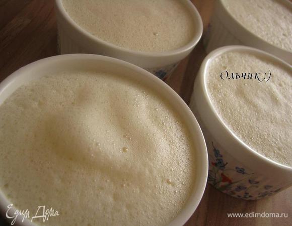 Духовку нагреваем до 120 градусов. КРем разливаем по порционным креманкам. Ставим креманки в форму с горячей водой так, чтобы они были погружены в воду наполовину. Готовим в духовке 35 минут.