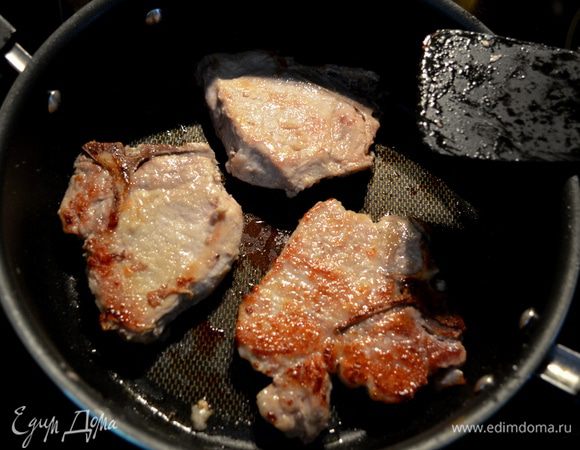 Разогреть олив.масло на сковороде на сред.огне.Добавить отбивные и обжаривать до готовности.