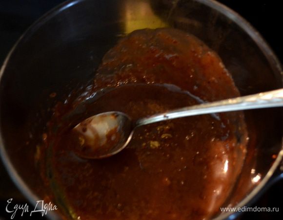 Смешанную горчицу поставить на огонь и варить помешивая несколько минут,как закипит снять с огня.